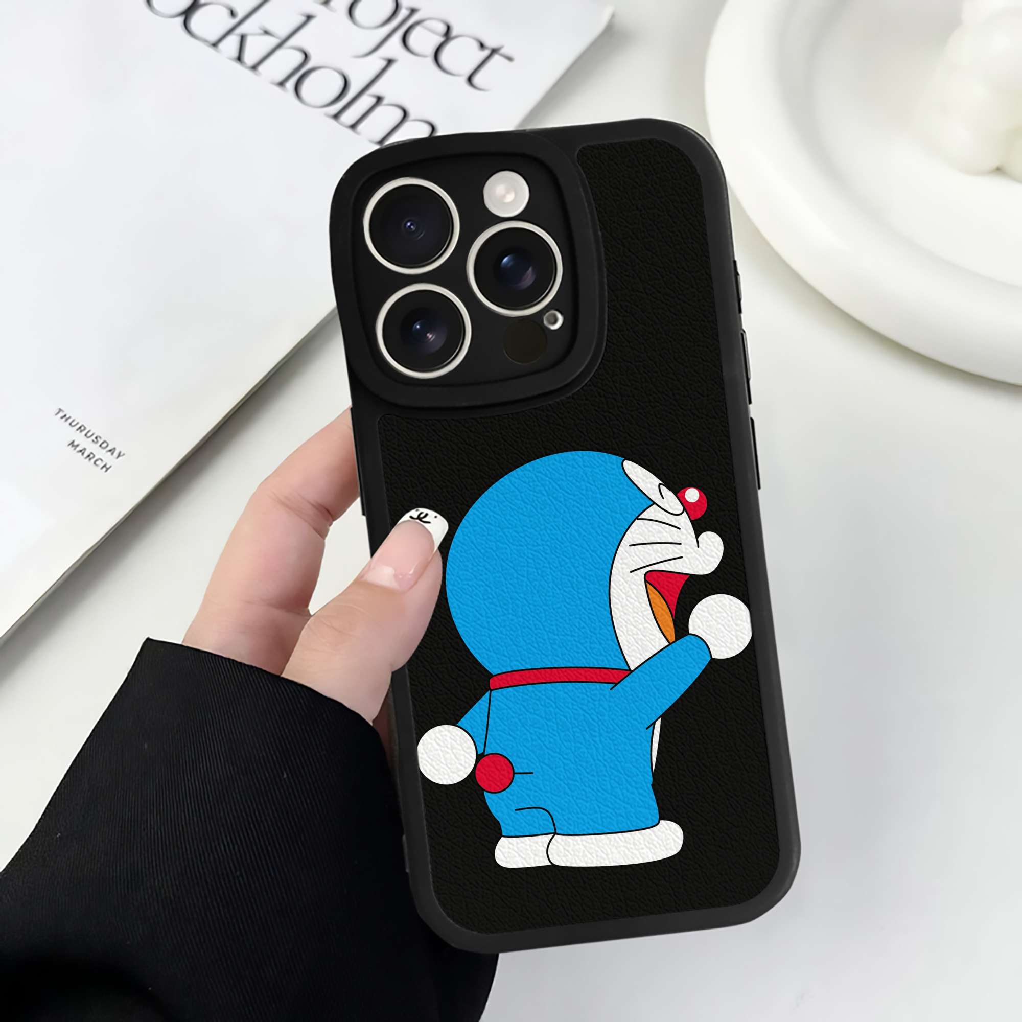 （画像用） ドラえもん Doraemon 【iPhone 16シリーズ対応】シリコンスマホケース（レザー調） 材質：シリコン